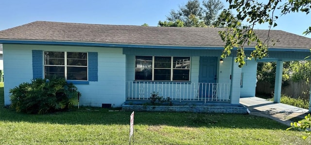 view of front of home with covered porch and a front lawn