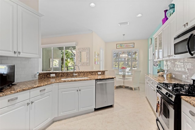 12121 Thornhill Ct, Lakewood Ranch, FL 34202 - kitchen featuring appliances with stainless steel finishes, a sink, a peninsula, white cabinetry, and recessed lighting