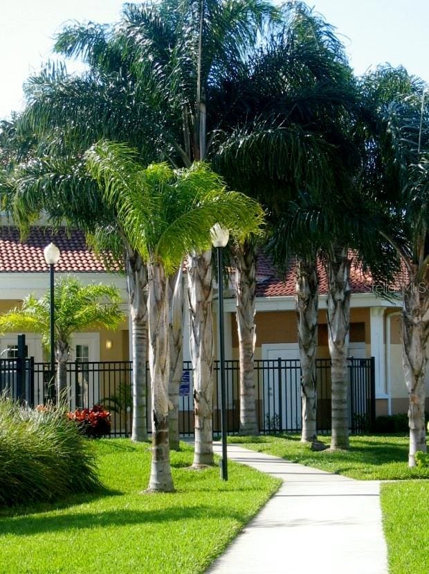 view of property's community featuring a lawn