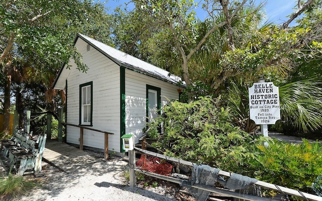 view of side of property featuring an outdoor structure