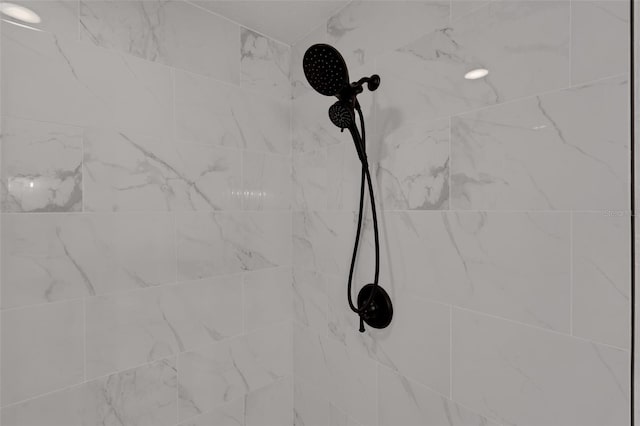 details featuring tiled shower