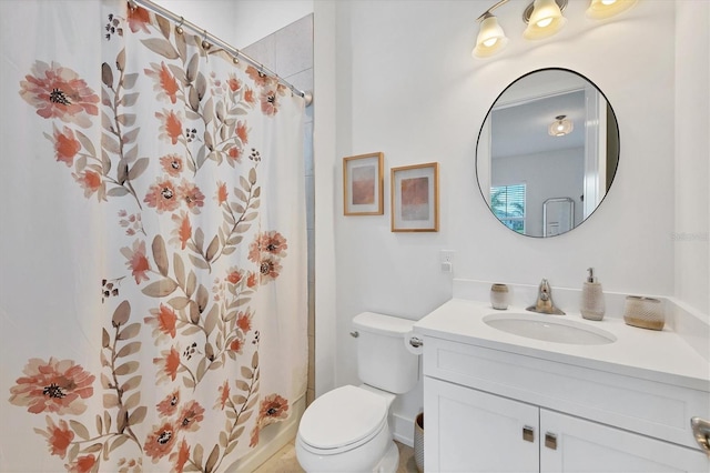 full bath with toilet, a shower with curtain, and vanity