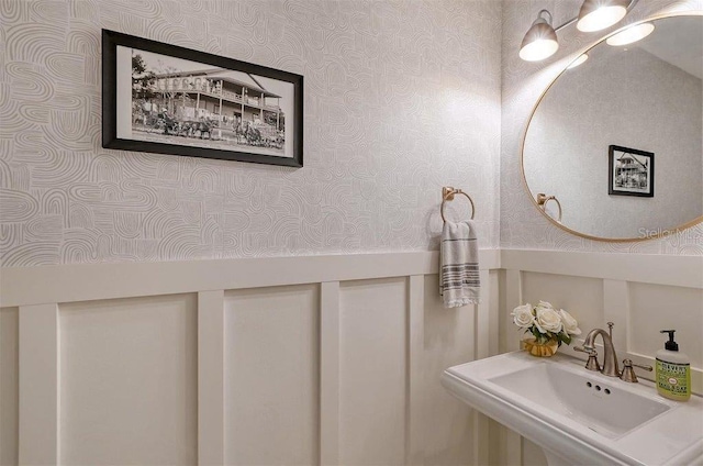 bathroom featuring sink