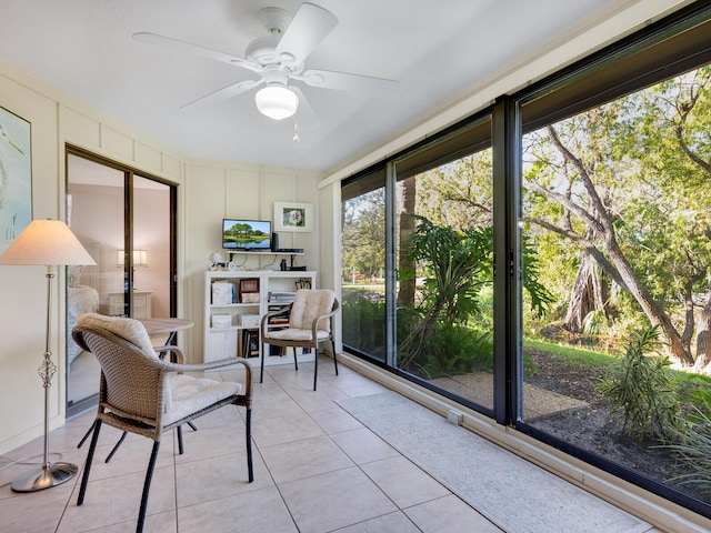 sunroom / solarium with ceiling fan