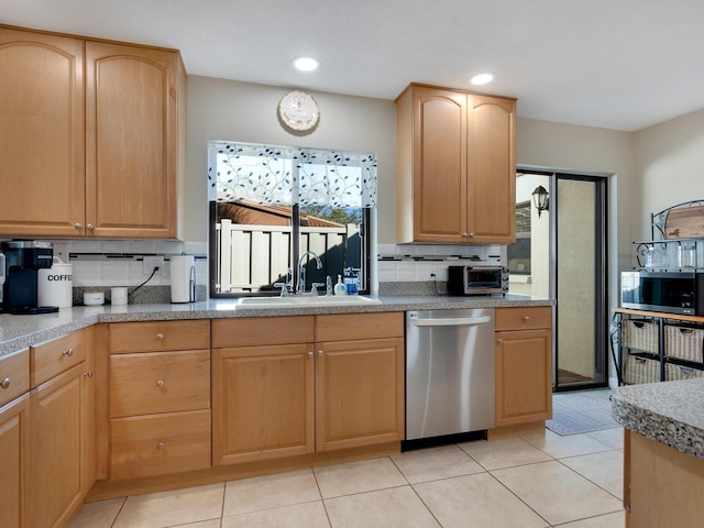 kitchen with stainless steel appliances, decorative backsplash, sink, and light brown cabinets