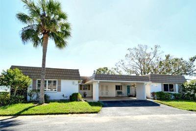 single story home with a front yard