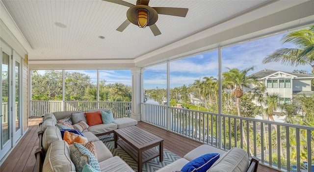 sunroom with ceiling fan