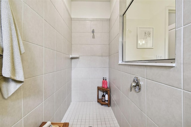 bathroom featuring tile walls and tiled shower