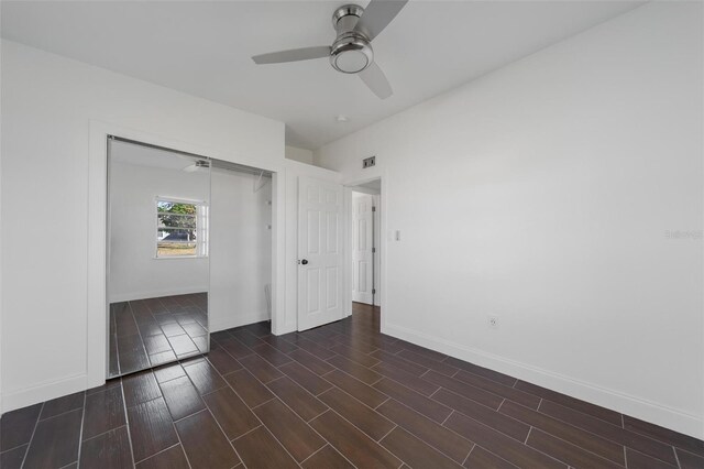 unfurnished bedroom featuring ceiling fan and a closet