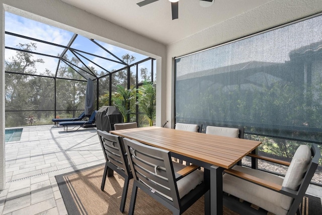 sunroom with ceiling fan