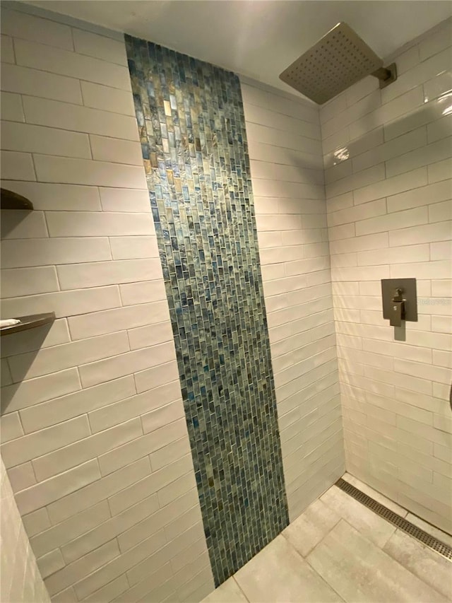 bathroom featuring a tile shower