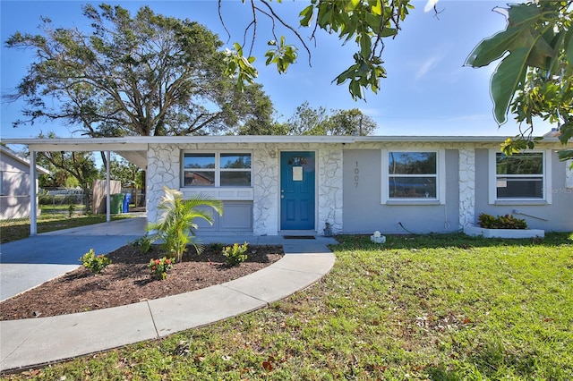 view of front of home with a front yard and a carport