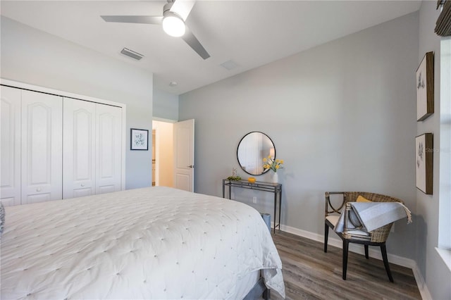 bedroom with hardwood / wood-style floors, ceiling fan, and a closet