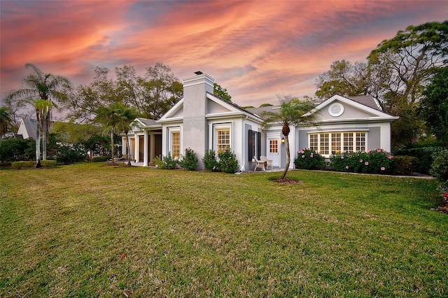 view of front of property featuring a yard