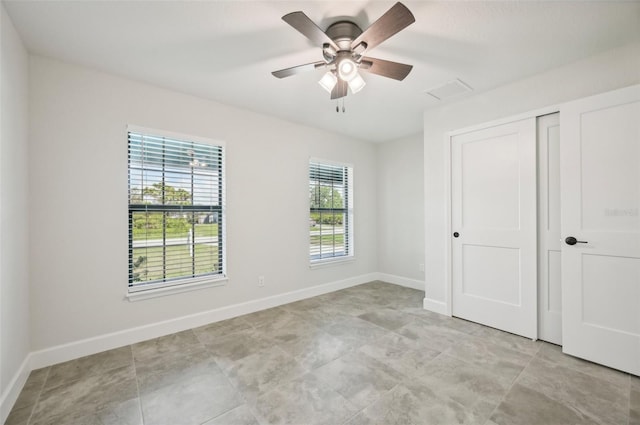 unfurnished bedroom featuring ceiling fan and a closet