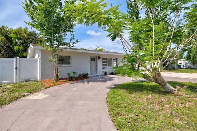 view of front of home featuring a front yard