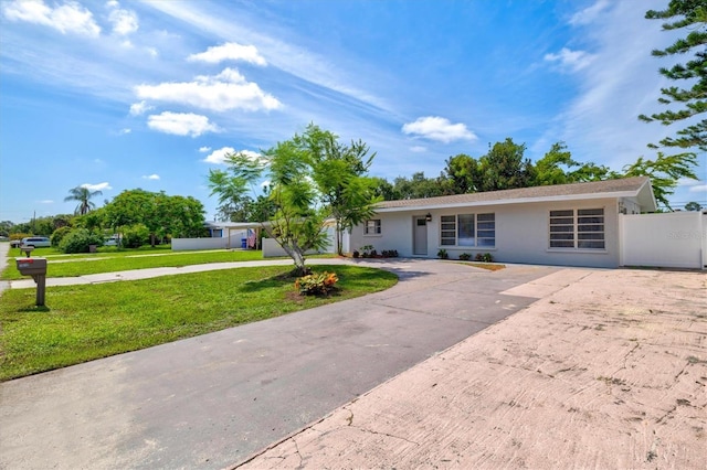 ranch-style home featuring a front lawn