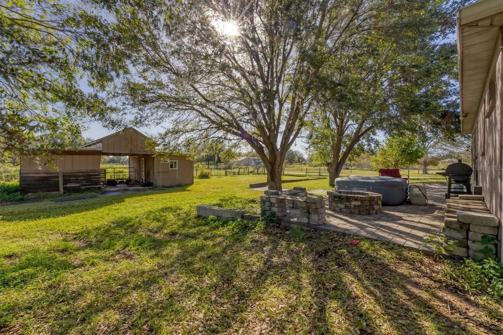 view of yard featuring a storage shed