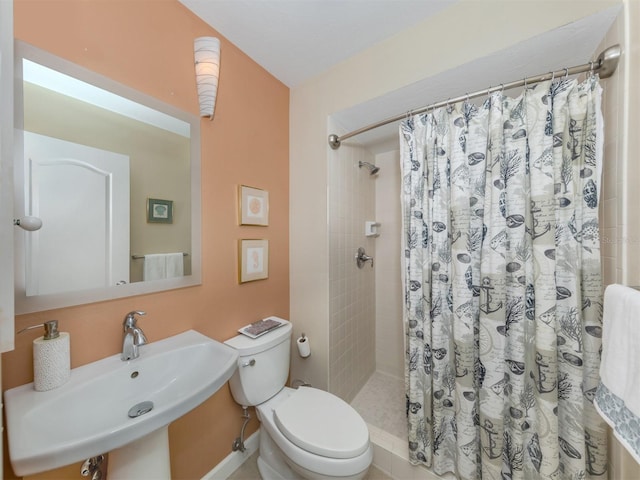 bathroom with toilet, a shower with curtain, and sink