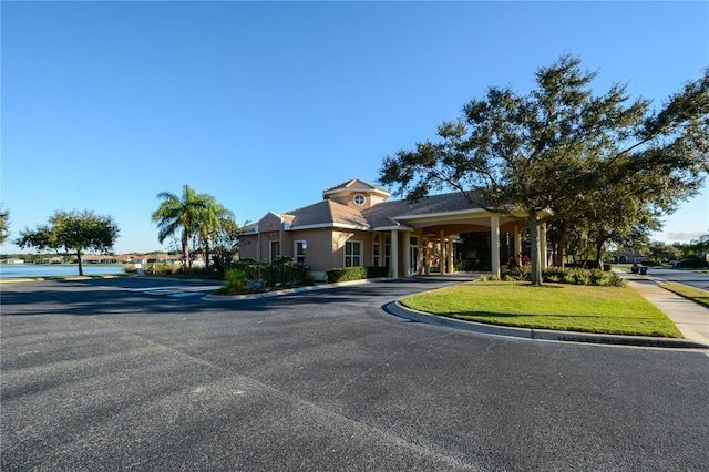 view of front of house featuring a front lawn