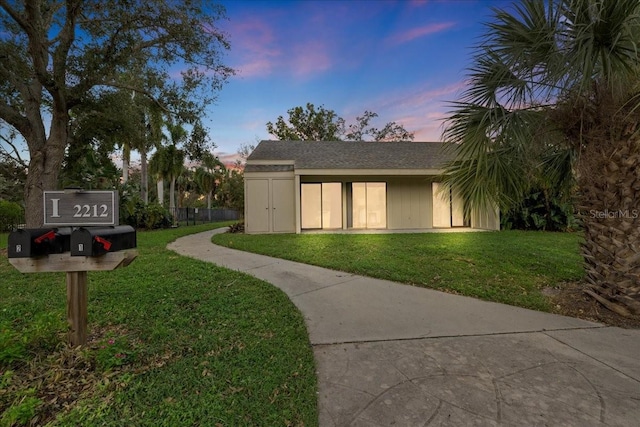 view of front of property featuring a lawn