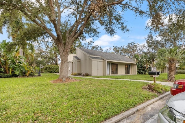 view of front of house featuring a front lawn