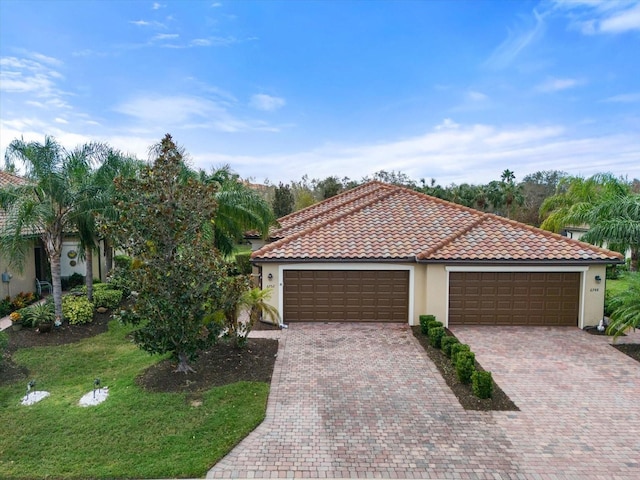 view of front facade featuring a garage and a front lawn