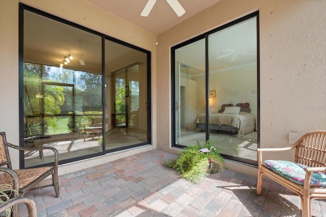 sunroom with ceiling fan