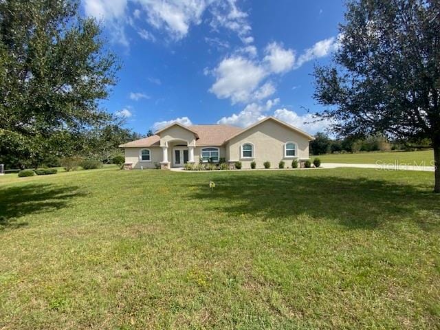 view of front facade with a front yard