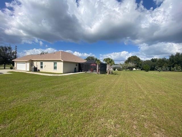 view of yard featuring a garage