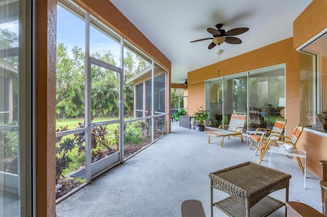 sunroom with ceiling fan