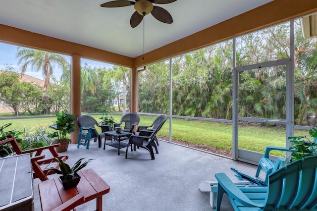 sunroom with ceiling fan