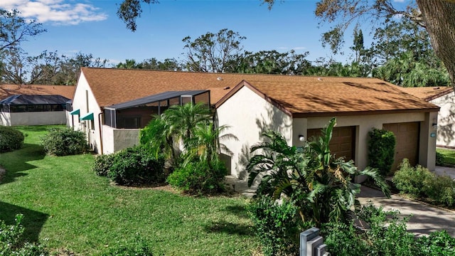 view of front facade featuring a garage and a front yard