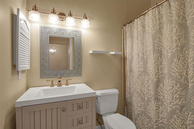 bathroom featuring a shower with shower curtain, vanity, and toilet