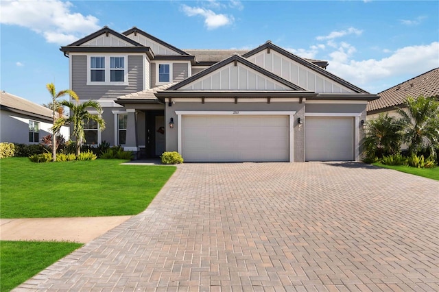 view of front of property featuring a front lawn