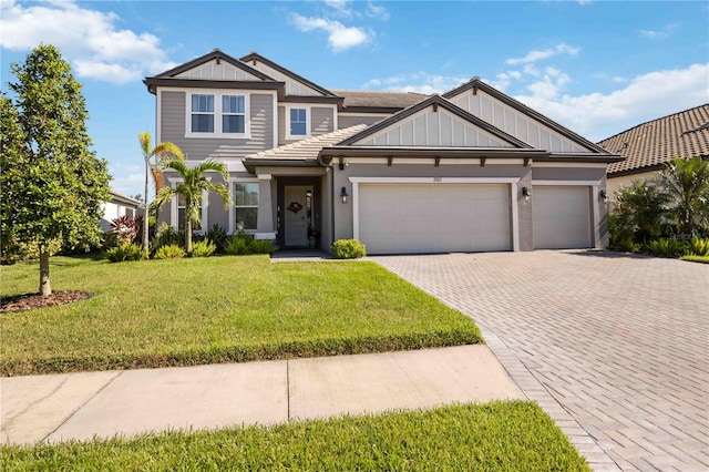 craftsman inspired home with a front lawn and a garage