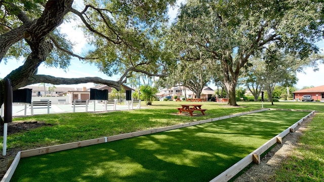 view of property's community featuring a lawn
