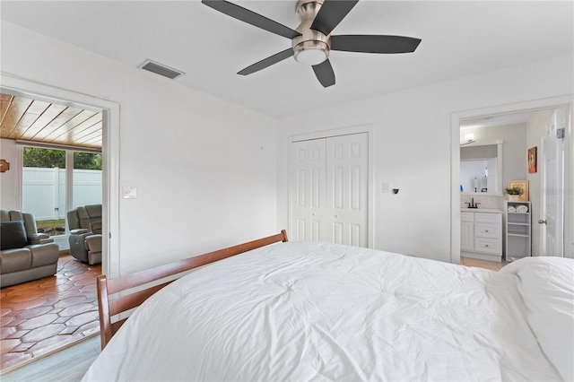 bedroom with sink, connected bathroom, ceiling fan, light wood-type flooring, and a closet