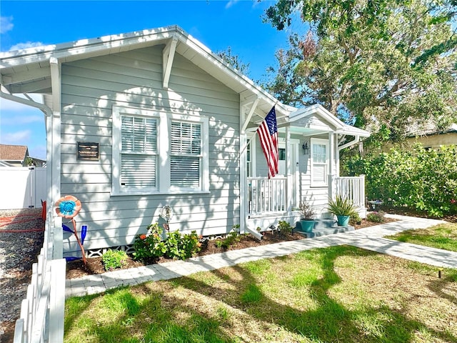 bungalow featuring a front lawn