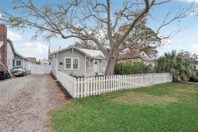 view of front of property featuring a front yard