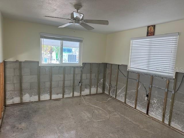 empty room featuring ceiling fan