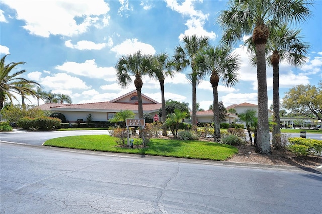 view of front of house featuring a front yard