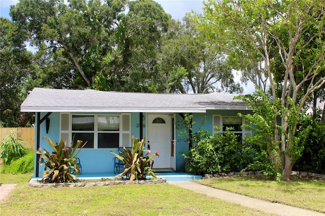 view of front of house featuring a front yard