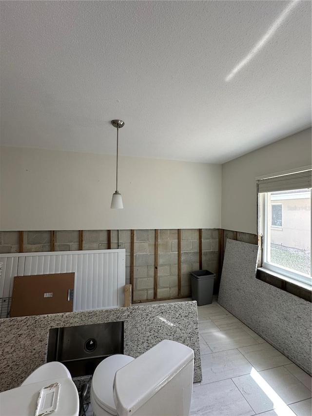 bathroom featuring a textured ceiling