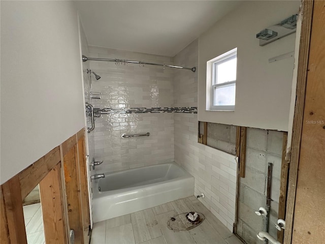 bathroom featuring tiled shower / bath combo