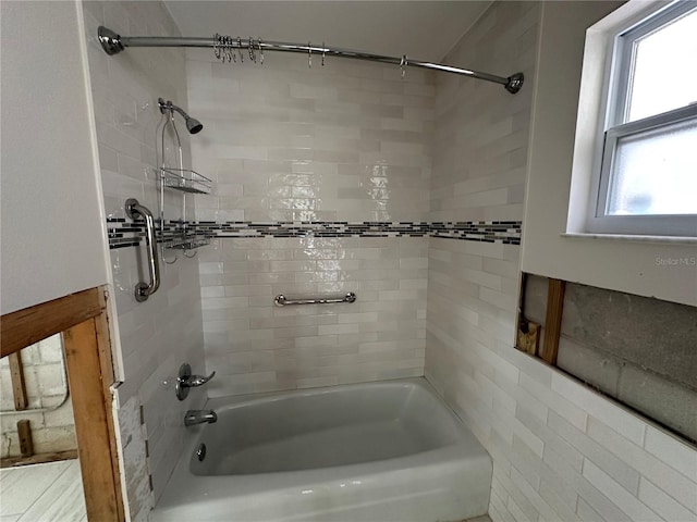 bathroom featuring tiled shower / bath