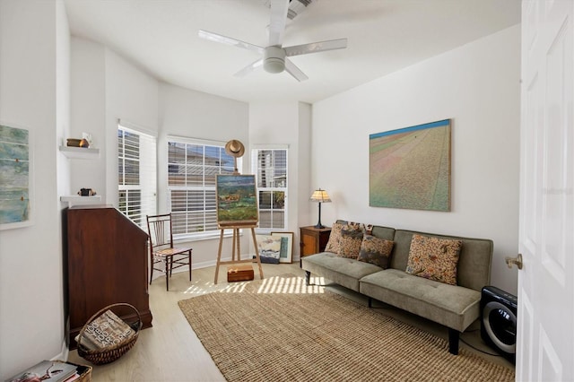 sitting room with ceiling fan