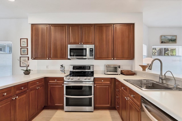 kitchen featuring sink, stainless steel appliances, and kitchen peninsula