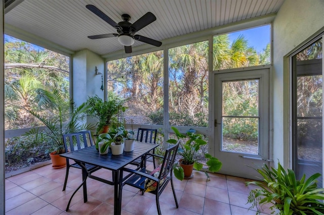 sunroom / solarium with ceiling fan