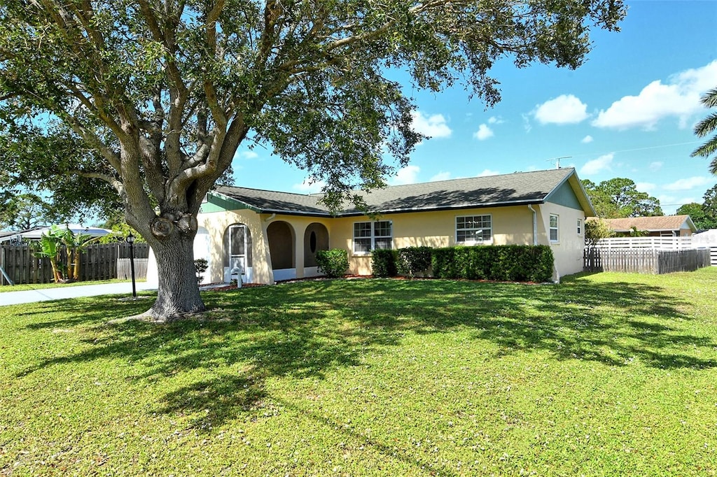 ranch-style home with a front lawn